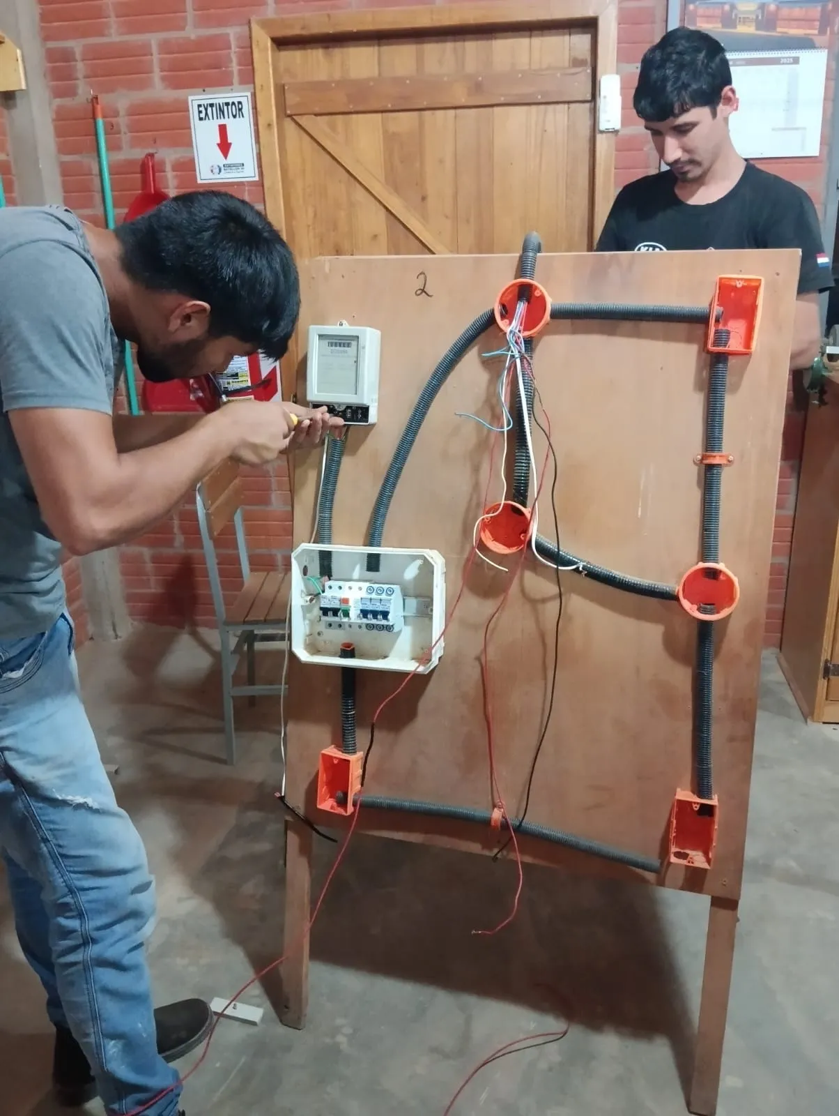 Alumno armando un tablero eléctrico