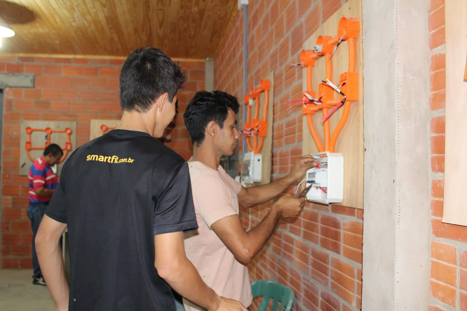 Alumnos practicando instalaciones eléctricas