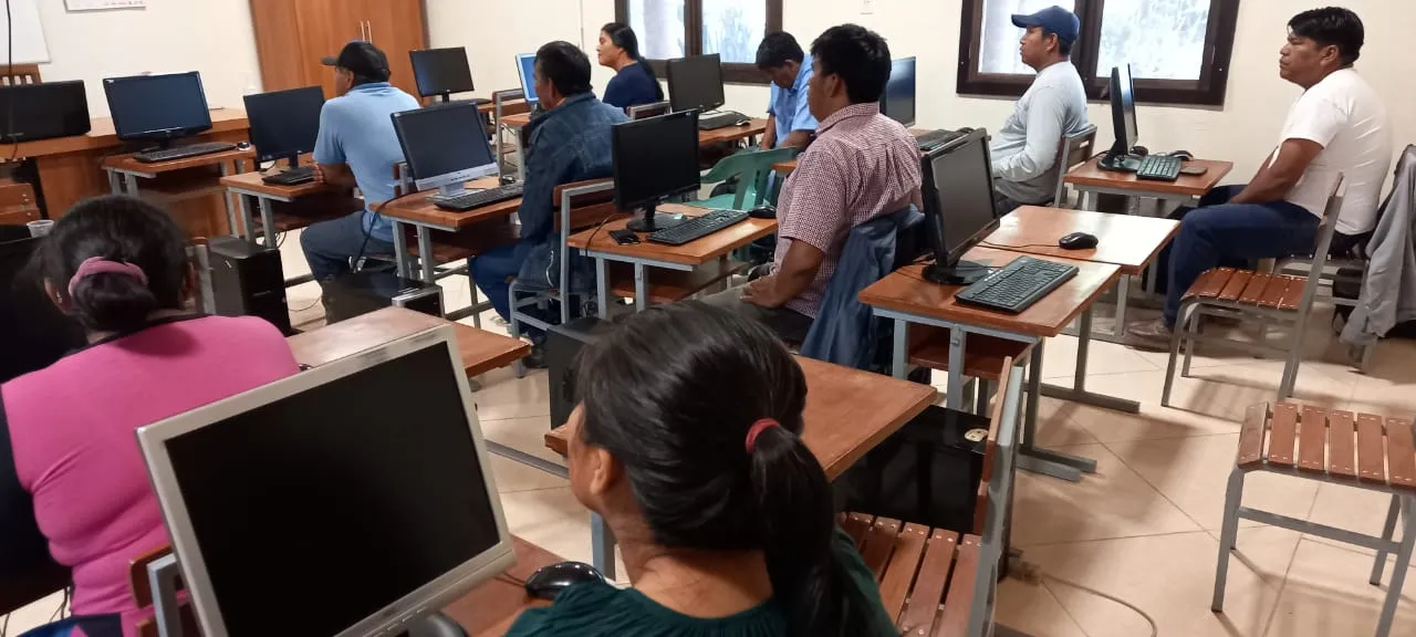 Clase de informática en laboratorio de computadoras